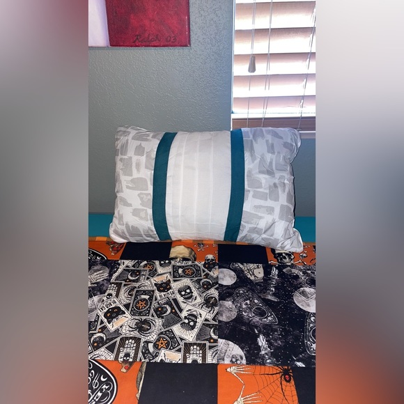 🍉 NEW Queen Bedskirt With 3 Throw Pillows - Picture 6 of 10